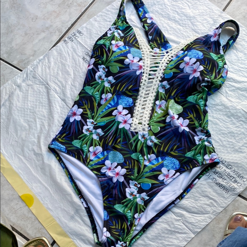 Cupshe Blue and Green One Piece Swimwear with Plunging V-Neckline